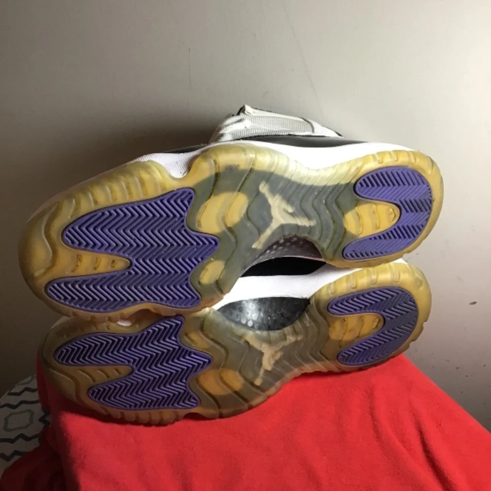 🔥Jordan retro 11, pre-owned, has some wear/scuffs, see all photos, size 10🔥 - Picture 4 of 5